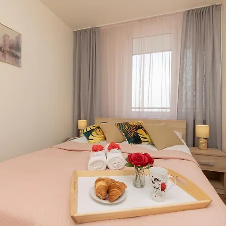 Praga Two-bedroom Kobielska By Renters *