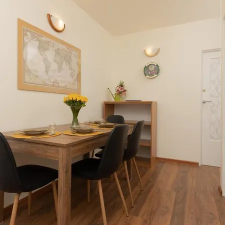 Praga Two-bedroom Kobielska By Renters *